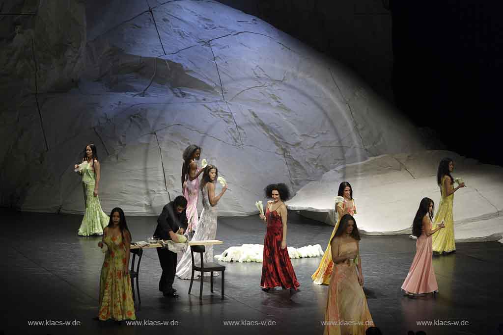 Blick auf Buehne, Bhne des Stadttheater in Wuppertal Elberfeld bei der Generalprobe des Stck, Stueck Rough Cut von Pina Bausch, Tanztheater Pina Bausch