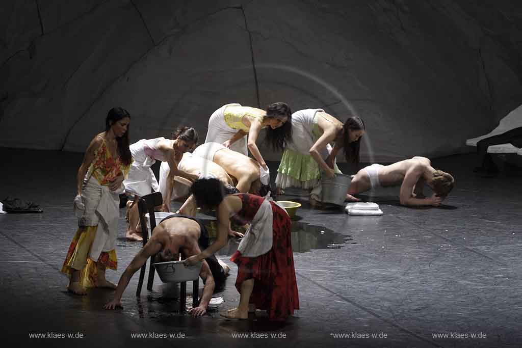 Blick auf Buehne, Bhne des Stadttheater in Wuppertal Elberfeld bei der Generalprobe des Stck, Stueck Rough Cut von Pina Bausch, Tanztheater Pina Bausch