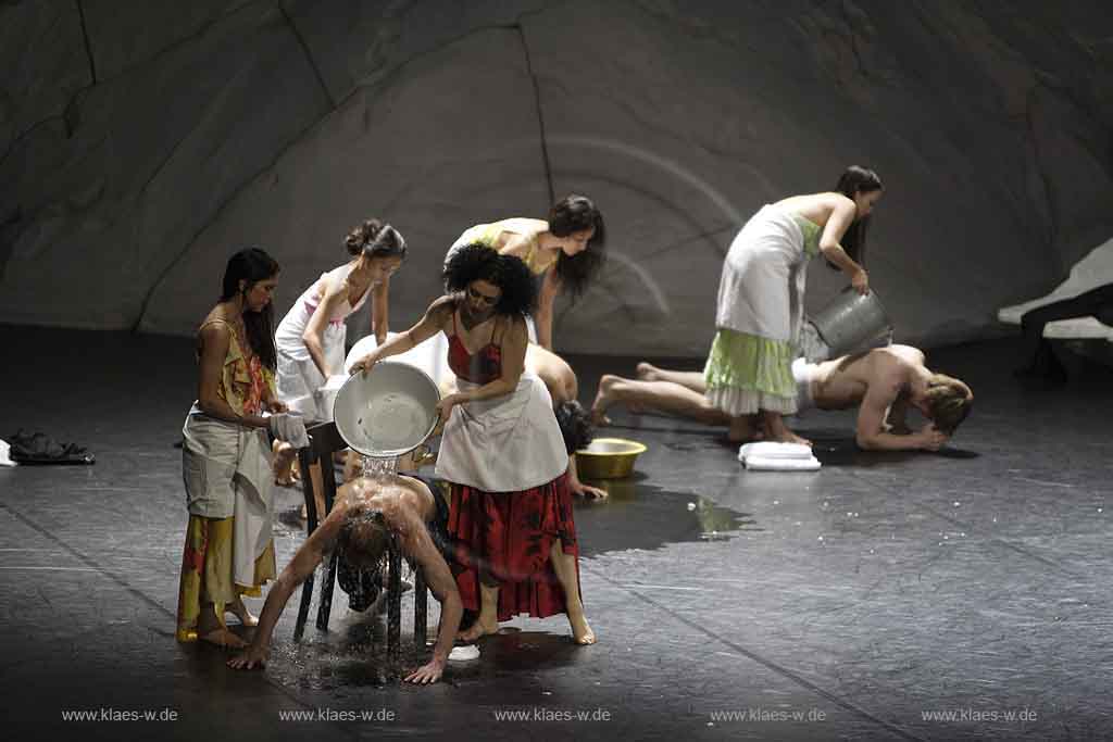 Blick auf Buehne, Bhne des Stadttheater in Wuppertal Elberfeld bei der Generalprobe des Stck, Stueck Rough Cut von Pina Bausch, Tanztheater Pina Bausch