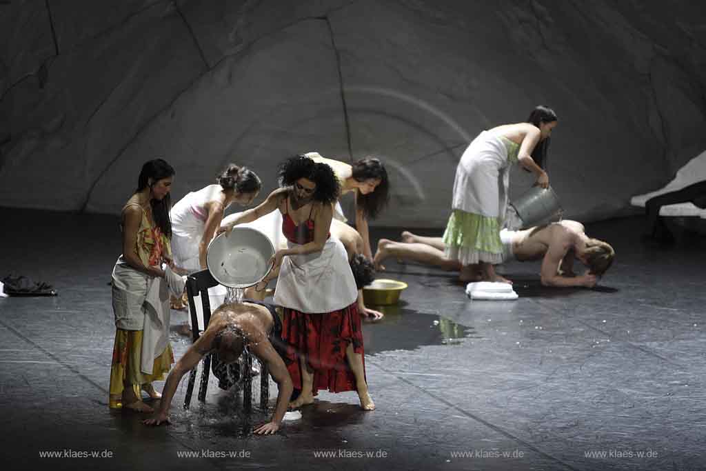 Blick auf Buehne, Bhne des Stadttheater in Wuppertal Elberfeld bei der Generalprobe des Stck, Stueck Rough Cut von Pina Bausch, Tanztheater Pina Bausch