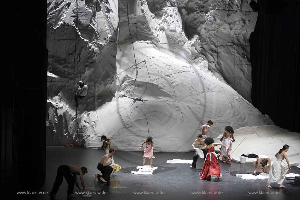 Blick auf Buehne, Bhne des Stadttheater in Wuppertal Elberfeld bei der Generalprobe des Stck, Stueck Rough Cut von Pina Bausch, Tanztheater Pina Bausch