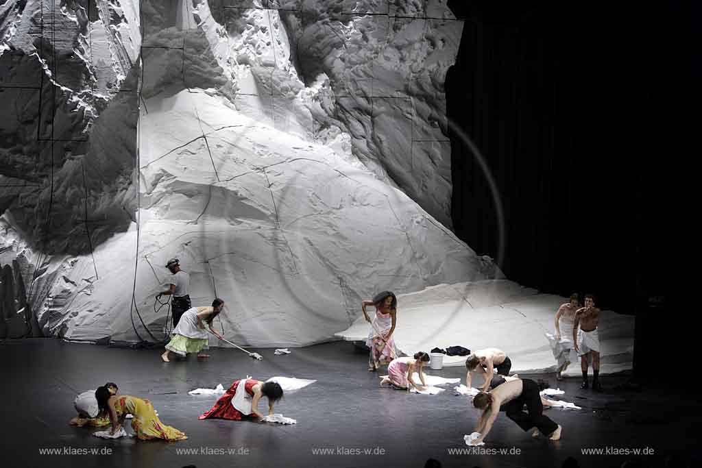 Blick auf Buehne, Bhne des Stadttheater in Wuppertal Elberfeld bei der Generalprobe des Stck, Stueck Rough Cut von Pina Bausch, Tanztheater Pina Bausch