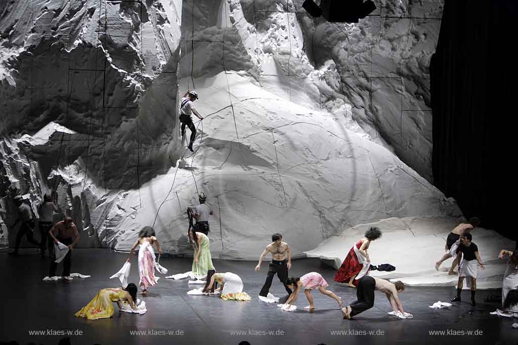 Blick auf Buehne, Bhne des Stadttheater in Wuppertal Elberfeld bei der Generalprobe des Stck, Stueck Rough Cut von Pina Bausch, Tanztheater Pina Bausch