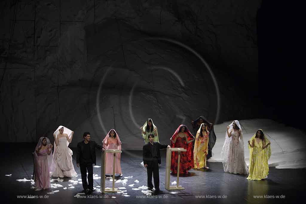 Blick auf Buehne, Bhne des Stadttheater in Wuppertal Elberfeld bei der Generalprobe des Stck, Stueck Rough Cut von Pina Bausch, Tanztheater Pina Bausch