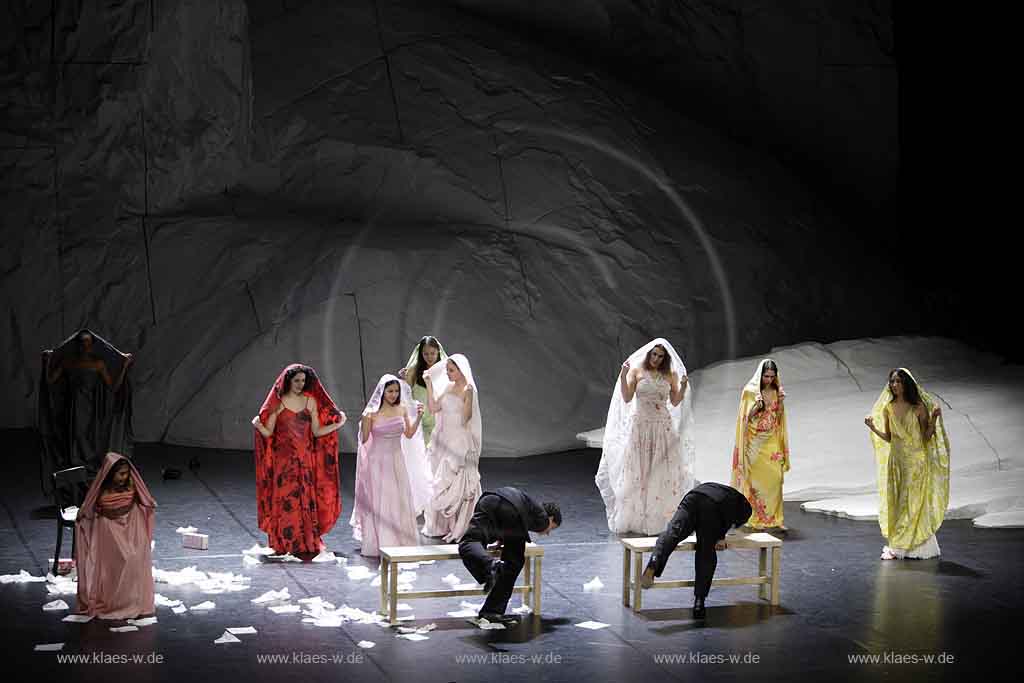 Blick auf Buehne, Bhne des Stadttheater in Wuppertal Elberfeld bei der Generalprobe des Stck, Stueck Rough Cut von Pina Bausch, Tanztheater Pina Bausch