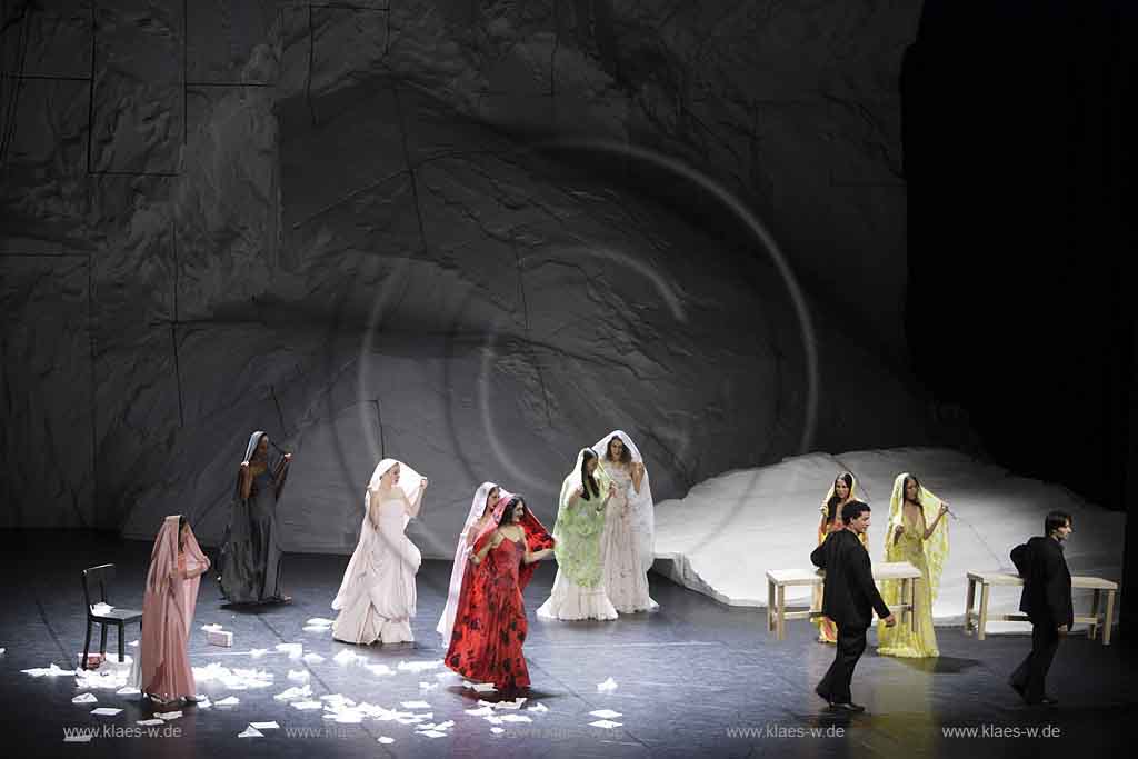 Blick auf Buehne, Bhne des Stadttheater in Wuppertal Elberfeld bei der Generalprobe des Stck, Stueck Rough Cut von Pina Bausch, Tanztheater Pina Bausch