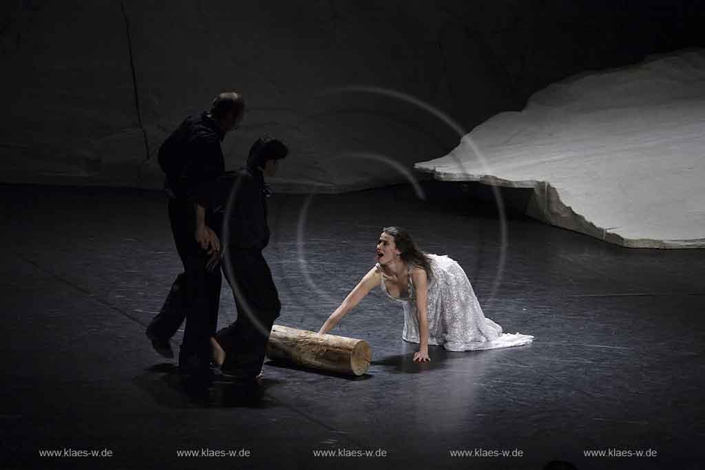 Blick auf Buehne, Bhne des Stadttheater in Wuppertal Elberfeld bei der Generalprobe des Stck, Stueck Rough Cut von Pina Bausch, Tanztheater Pina Bausch