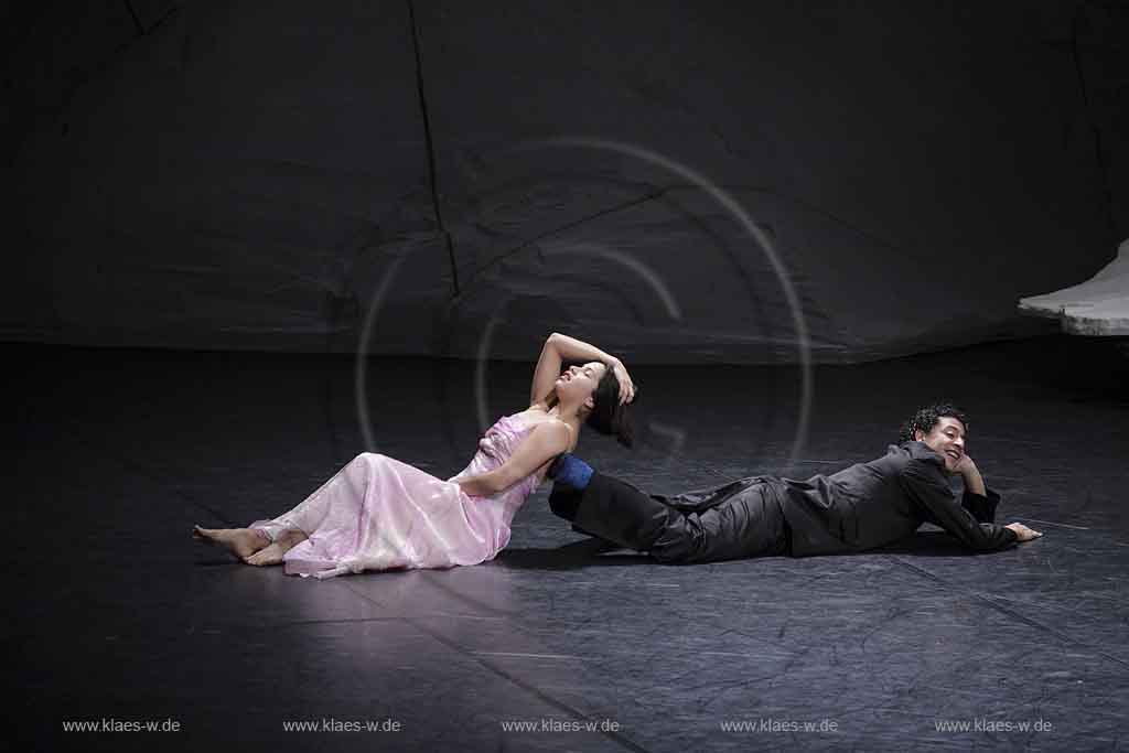 Blick auf Buehne, Bhne des Stadttheater in Wuppertal Elberfeld bei der Generalprobe des Stck, Stueck Rough Cut von Pina Bausch, Tanztheater Pina Bausch