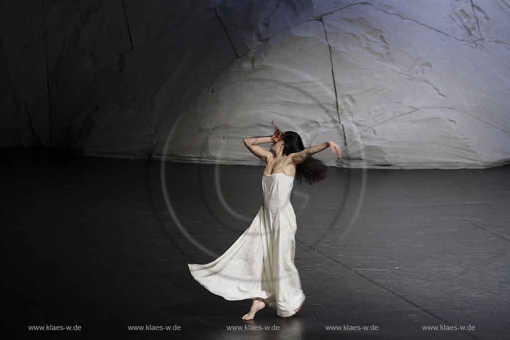 Blick auf Buehne, Bhne des Stadttheater in Wuppertal Elberfeld bei der Generalprobe des Stck, Stueck Rough Cut von Pina Bausch, Tanztheater Pina Bausch