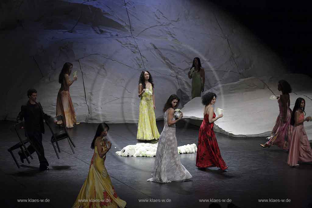 Blick auf Buehne, Bhne des Stadttheater in Wuppertal Elberfeld bei der Generalprobe des Stck, Stueck Rough Cut von Pina Bausch, Tanztheater Pina Bausch