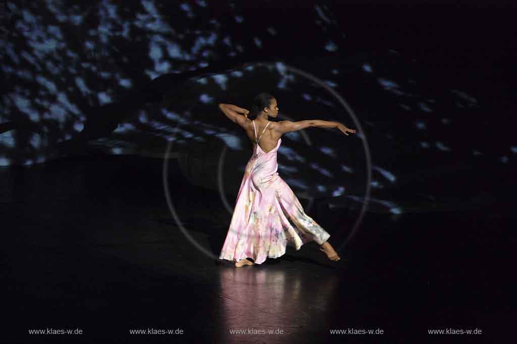 Blick auf Buehne, Bhne des Stadttheater in Wuppertal Elberfeld bei der Generalprobe des Stck, Stueck Rough Cut von Pina Bausch, Tanztheater Pina Bausch