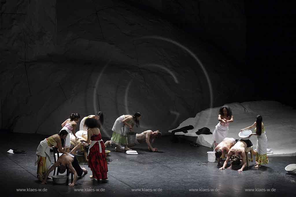 Blick auf Buehne, Bhne des Stadttheater in Wuppertal Elberfeld bei der Generalprobe des Stck, Stueck Rough Cut von Pina Bausch, Tanztheater Pina Bausch