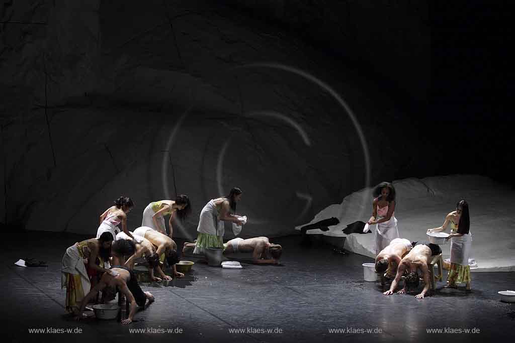 Blick auf Buehne, Bhne des Stadttheater in Wuppertal Elberfeld bei der Generalprobe des Stck, Stueck Rough Cut von Pina Bausch, Tanztheater Pina Bausch