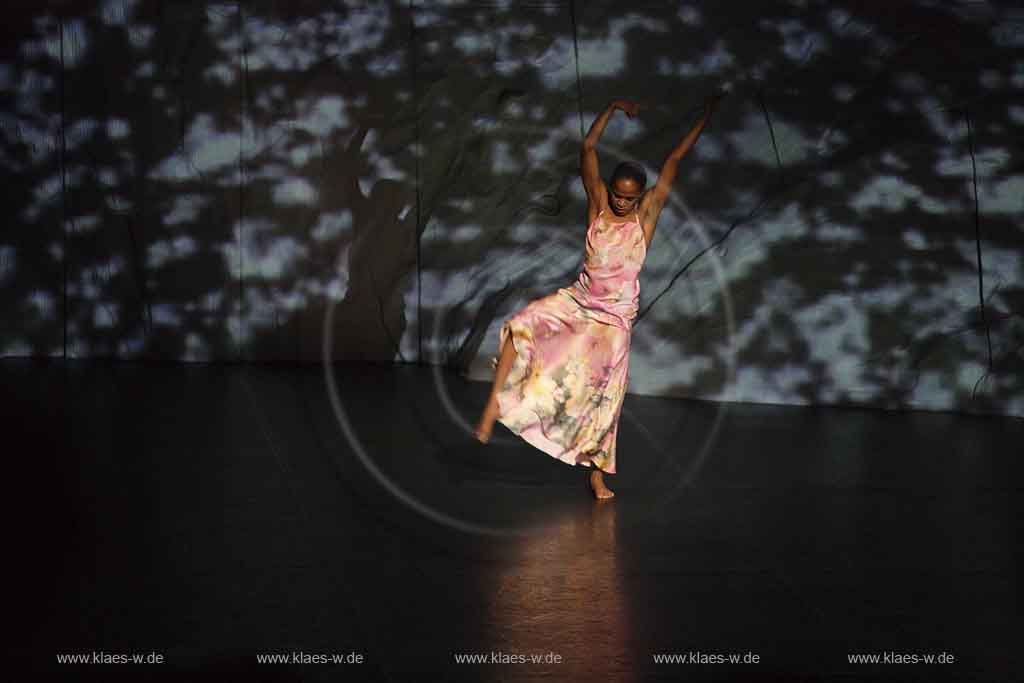 Blick auf Buehne, Bhne des Stadttheater in Wuppertal Elberfeld bei der Generalprobe des Stck, Stueck Rough Cut von Pina Bausch, Tanztheater Pina Bausch