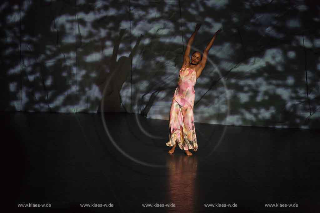 Blick auf Buehne, Bhne des Stadttheater in Wuppertal Elberfeld bei der Generalprobe des Stck, Stueck Rough Cut von Pina Bausch, Tanztheater Pina Bausch