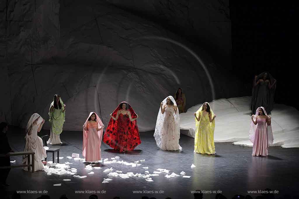 Blick auf Buehne, Bhne des Stadttheater in Wuppertal Elberfeld bei der Generalprobe des Stck, Stueck Rough Cut von Pina Bausch, Tanztheater Pina Bausch