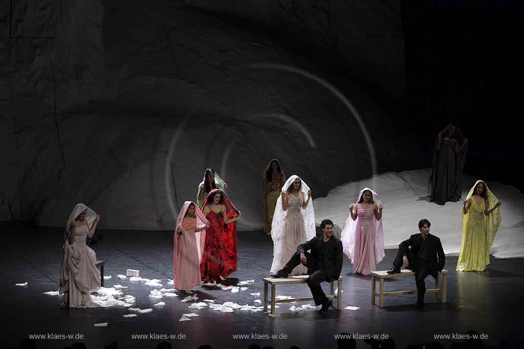 Blick auf Buehne, Bhne des Stadttheater in Wuppertal Elberfeld bei der Generalprobe des Stck, Stueck Rough Cut von Pina Bausch, Tanztheater Pina Bausch