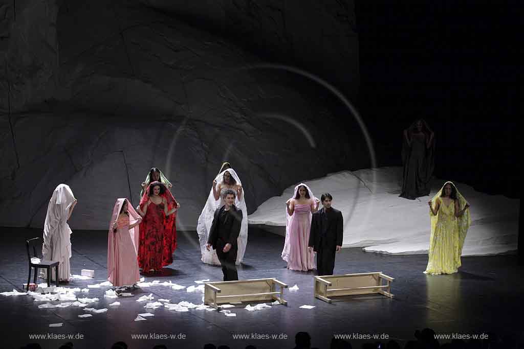 Blick auf Buehne, Bhne des Stadttheater in Wuppertal Elberfeld bei der Generalprobe des Stck, Stueck Rough Cut von Pina Bausch, Tanztheater Pina Bausch