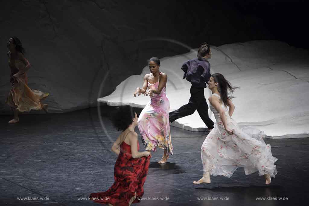 Blick auf Buehne, Bhne des Stadttheater in Wuppertal Elberfeld bei der Generalprobe des Stck, Stueck Rough Cut von Pina Bausch, Tanztheater Pina Bausch