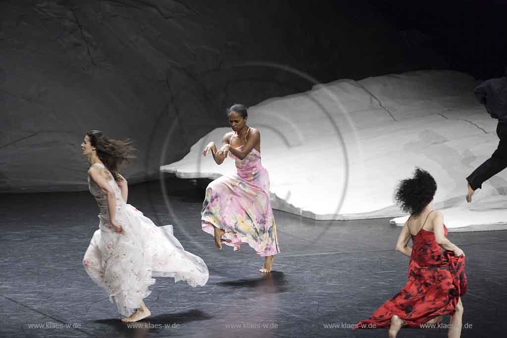 Blick auf Buehne, Bhne des Stadttheater in Wuppertal Elberfeld bei der Generalprobe des Stck, Stueck Rough Cut von Pina Bausch, Tanztheater Pina Bausch