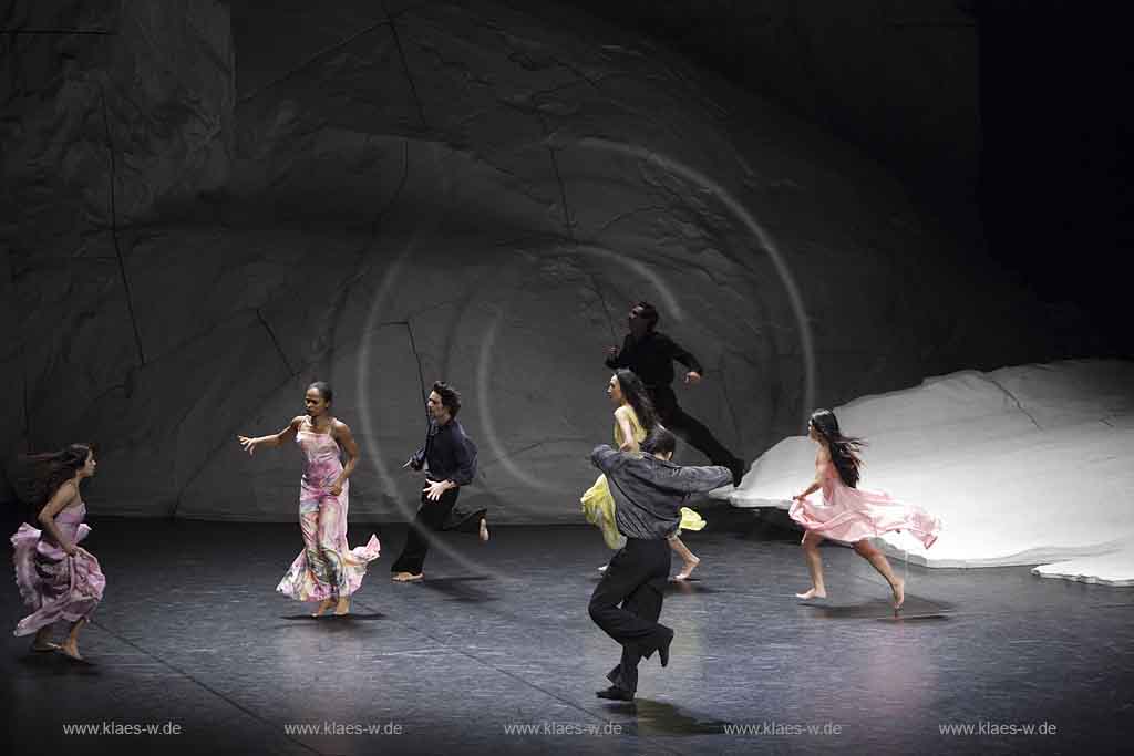 Blick auf Buehne, Bhne des Stadttheater in Wuppertal Elberfeld bei der Generalprobe des Stck, Stueck Rough Cut von Pina Bausch, Tanztheater Pina Bausch