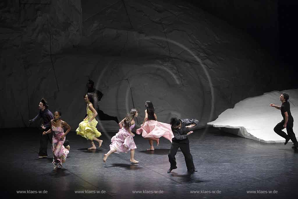 Blick auf Buehne, Bhne des Stadttheater in Wuppertal Elberfeld bei der Generalprobe des Stck, Stueck Rough Cut von Pina Bausch, Tanztheater Pina Bausch