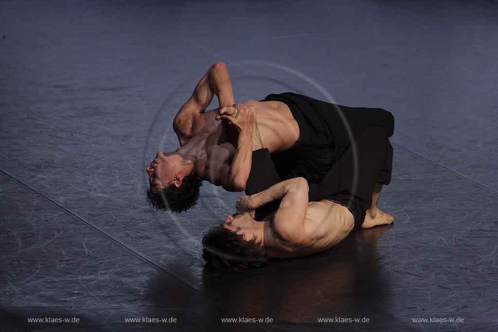 Blick auf Buehne, Bhne des Stadttheater in Wuppertal Elberfeld bei der Generalprobe des Stck, Stueck Rough Cut von Pina Bausch, Tanztheater Pina Bausch