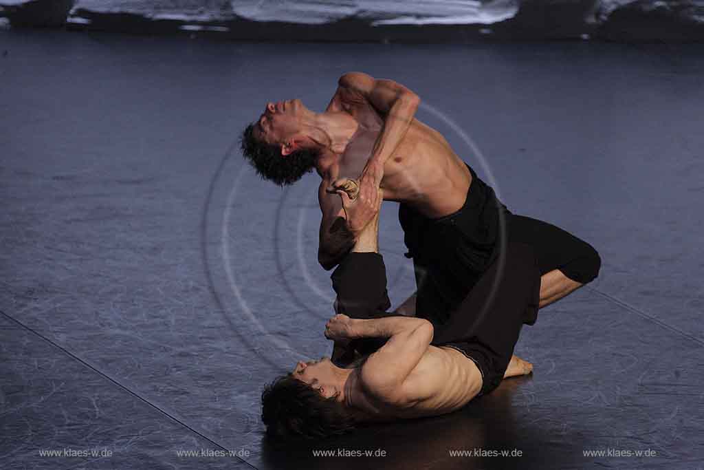 Blick auf Buehne, Bhne des Stadttheater in Wuppertal Elberfeld bei der Generalprobe des Stck, Stueck Rough Cut von Pina Bausch, Tanztheater Pina Bausch