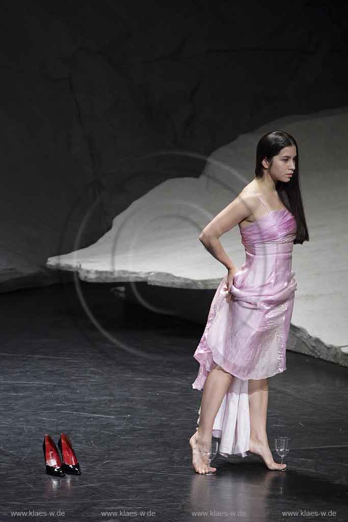 Blick auf Buehne, Bhne des Stadttheater in Wuppertal Elberfeld bei der Generalprobe des Stck, Stueck Rough Cut von Pina Bausch, Tanztheater Pina Bausch