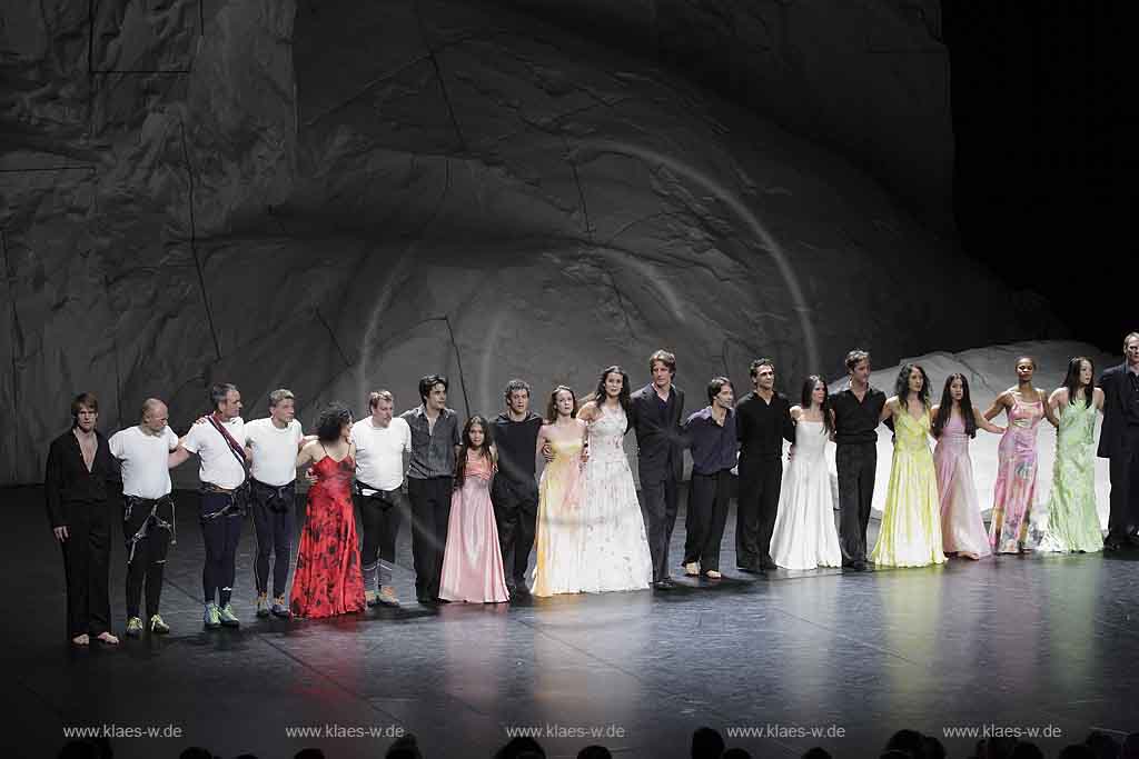 Blick auf Buehne, Bhne des Stadttheater in Wuppertal Elberfeld bei der Generalprobe des Stck, Stueck Rough Cut von Pina Bausch, Tanztheater Pina Bausch