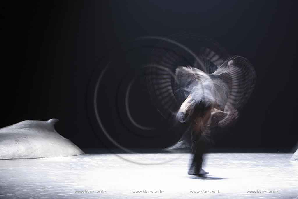 Blick auf Buehne, Bhne des Stadttheater in Wuppertal Elberfeld bei der Generalprobe des Stck, Stueck Ten Chi von Pina Bausch, Tanztheater Pina Bausch