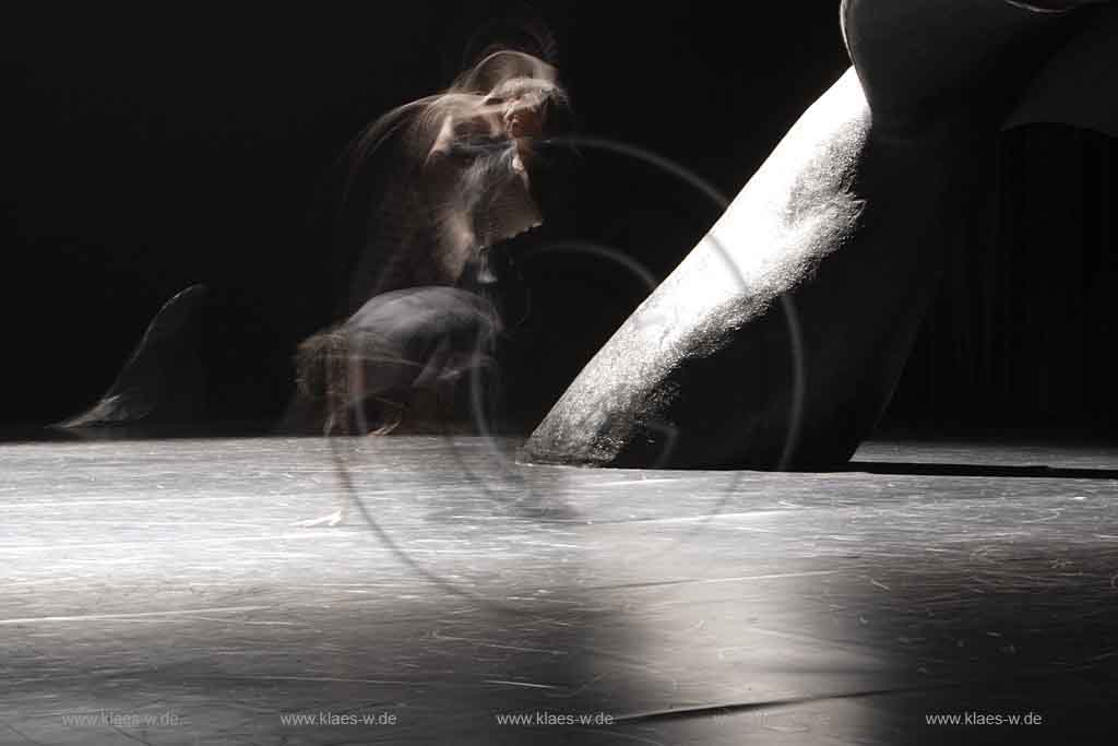 Blick auf Buehne, Bhne des Stadttheater in Wuppertal Elberfeld bei der Generalprobe des Stck, Stueck Ten Chi von Pina Bausch, Tanztheater Pina Bausch