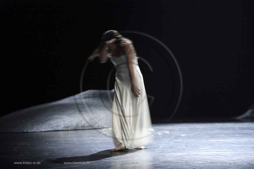 Blick auf Buehne, Bhne des Stadttheater in Wuppertal Elberfeld bei der Generalprobe des Stck, Stueck Ten Chi von Pina Bausch, Tanztheater Pina Bausch