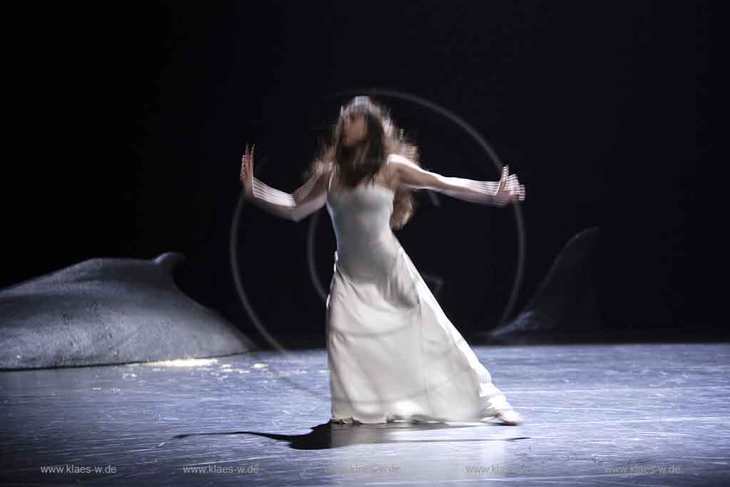 Blick auf Buehne, Bhne des Stadttheater in Wuppertal Elberfeld bei der Generalprobe des Stck, Stueck Ten Chi von Pina Bausch, Tanztheater Pina Bausch