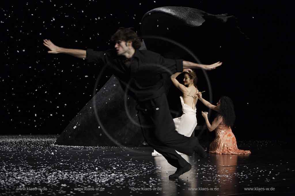 Blick auf Buehne, Bhne des Stadttheater in Wuppertal Elberfeld bei der Generalprobe des Stck, Stueck Ten Chi von Pina Bausch, Tanztheater Pina Bausch