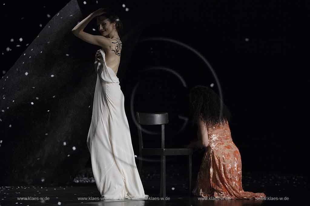 Blick auf Buehne, Bhne des Stadttheater in Wuppertal Elberfeld bei der Generalprobe des Stck, Stueck Ten Chi von Pina Bausch, Tanztheater Pina Bausch