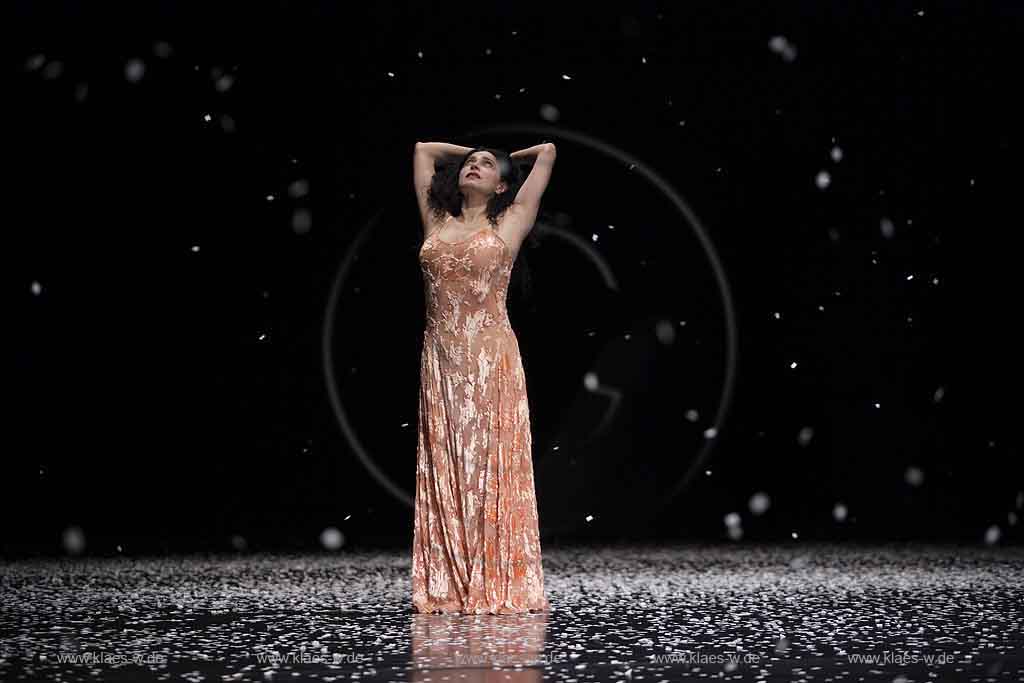 Blick auf Buehne, Bhne des Stadttheater in Wuppertal Elberfeld bei der Generalprobe des Stck, Stueck Ten Chi von Pina Bausch, Tanztheater Pina Bausch