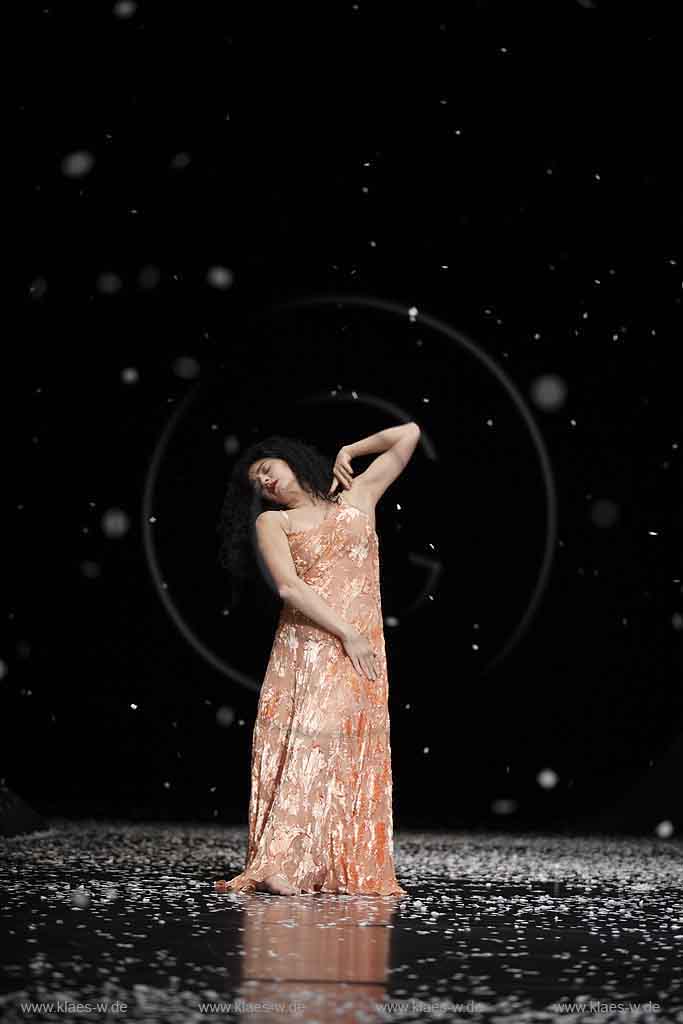 Blick auf Buehne, Bhne des Stadttheater in Wuppertal Elberfeld bei der Generalprobe des Stck, Stueck Ten Chi von Pina Bausch, Tanztheater Pina Bausch