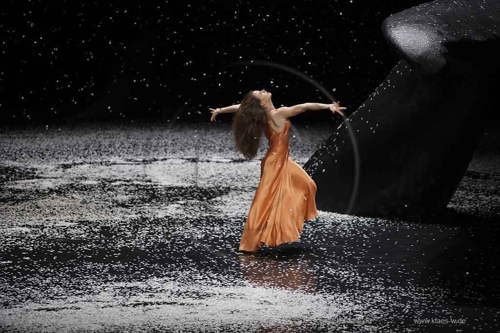 Blick auf Buehne, Bhne des Stadttheater in Wuppertal Elberfeld bei der Generalprobe des Stck, Stueck Ten Chi von Pina Bausch, Tanztheater Pina Bausch