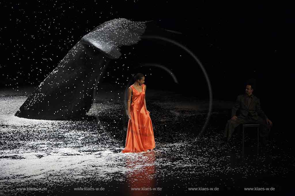 Blick auf Buehne, Bhne des Stadttheater in Wuppertal Elberfeld bei der Generalprobe des Stck, Stueck Ten Chi von Pina Bausch, Tanztheater Pina Bausch