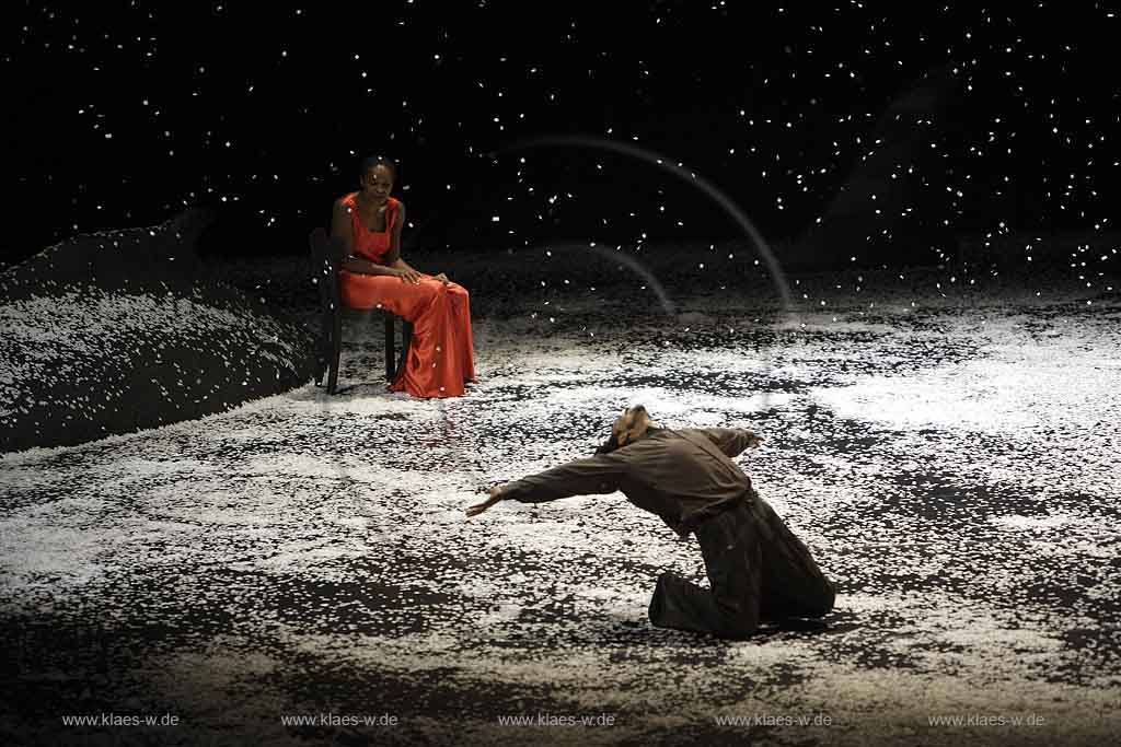 Blick auf Buehne, Bhne des Stadttheater in Wuppertal Elberfeld bei der Generalprobe des Stck, Stueck Ten Chi von Pina Bausch, Tanztheater Pina Bausch