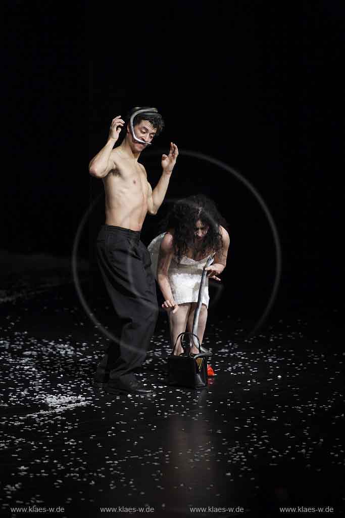 Blick auf Buehne, Bhne des Stadttheater in Wuppertal Elberfeld bei der Generalprobe des Stck, Stueck Ten Chi von Pina Bausch, Tanztheater Pina Bausch