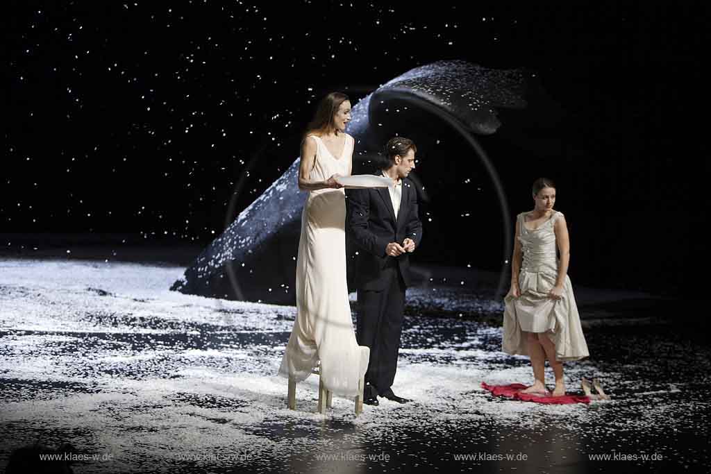 Blick auf Buehne, Bhne des Stadttheater in Wuppertal Elberfeld bei der Generalprobe des Stck, Stueck Ten Chi von Pina Bausch, Tanztheater Pina Bausch