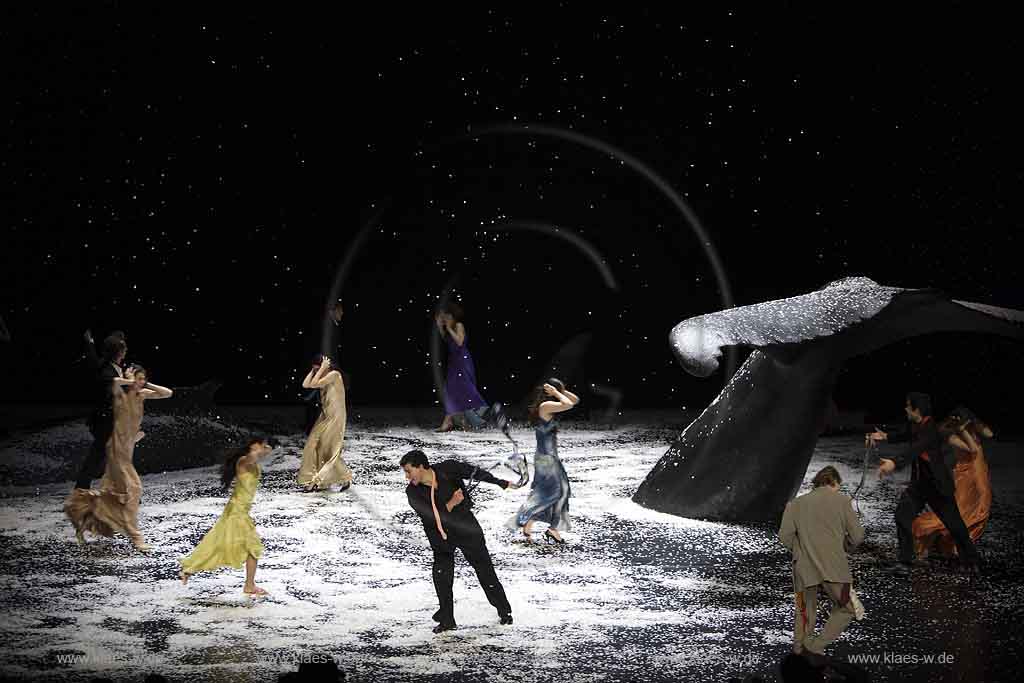 Blick auf Buehne, Bhne des Stadttheater in Wuppertal Elberfeld bei der Generalprobe des Stck, Stueck Ten Chi von Pina Bausch, Tanztheater Pina Bausch