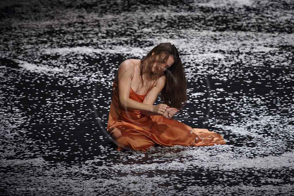 Blick auf Buehne, Bhne des Stadttheater in Wuppertal Elberfeld bei der Generalprobe des Stck, Stueck Ten Chi von Pina Bausch, Tanztheater Pina Bausch