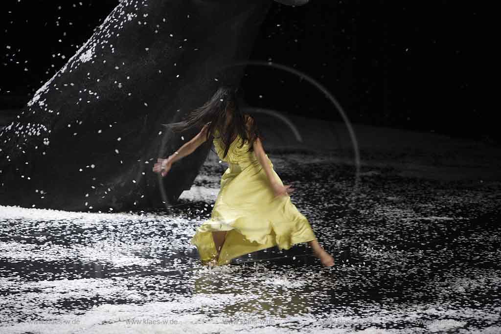 Blick auf Buehne, Bhne des Stadttheater in Wuppertal Elberfeld bei der Generalprobe des Stck, Stueck Ten Chi von Pina Bausch, Tanztheater Pina Bausch