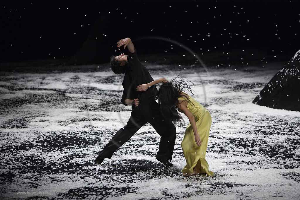 Blick auf Buehne, Bhne des Stadttheater in Wuppertal Elberfeld bei der Generalprobe des Stck, Stueck Ten Chi von Pina Bausch, Tanztheater Pina Bausch