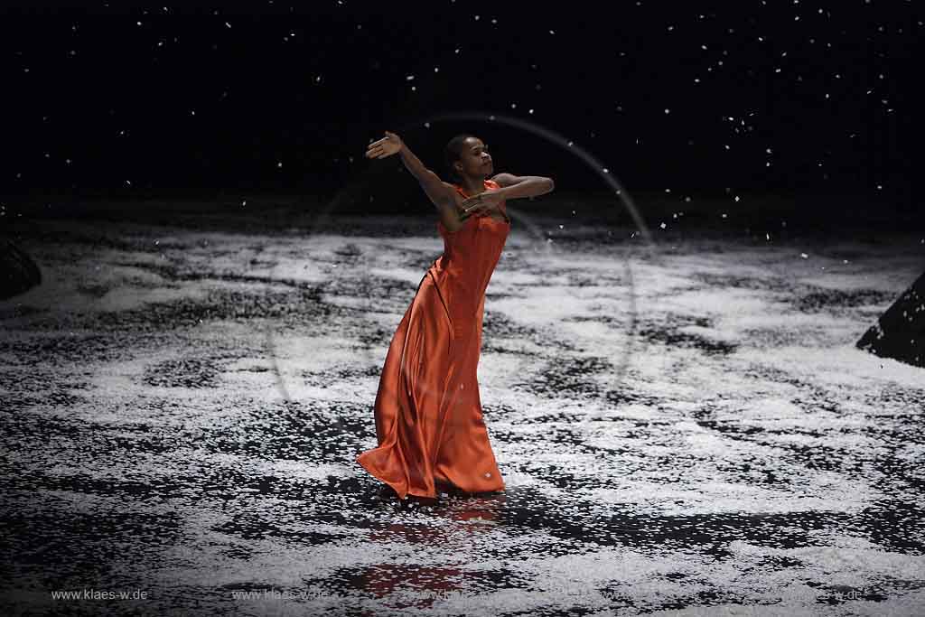 Blick auf Buehne, Bhne des Stadttheater in Wuppertal Elberfeld bei der Generalprobe des Stck, Stueck Ten Chi von Pina Bausch, Tanztheater Pina Bausch