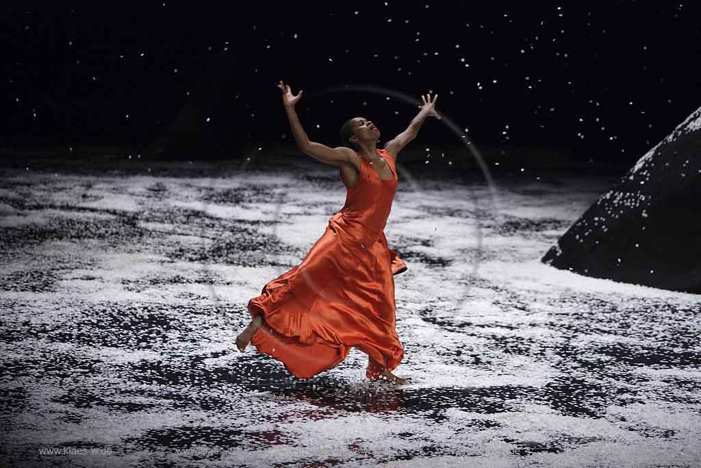 Blick auf Buehne, Bhne des Stadttheater in Wuppertal Elberfeld bei der Generalprobe des Stck, Stueck Ten Chi von Pina Bausch, Tanztheater Pina Bausch