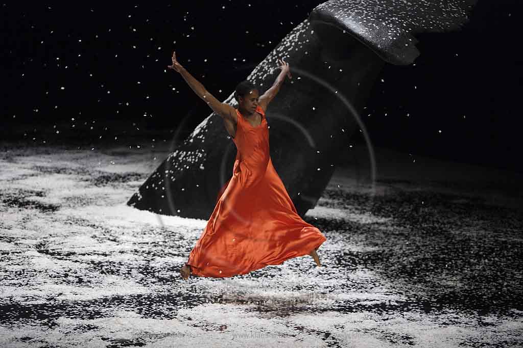 Blick auf Buehne, Bhne des Stadttheater in Wuppertal Elberfeld bei der Generalprobe des Stck, Stueck Ten Chi von Pina Bausch, Tanztheater Pina Bausch